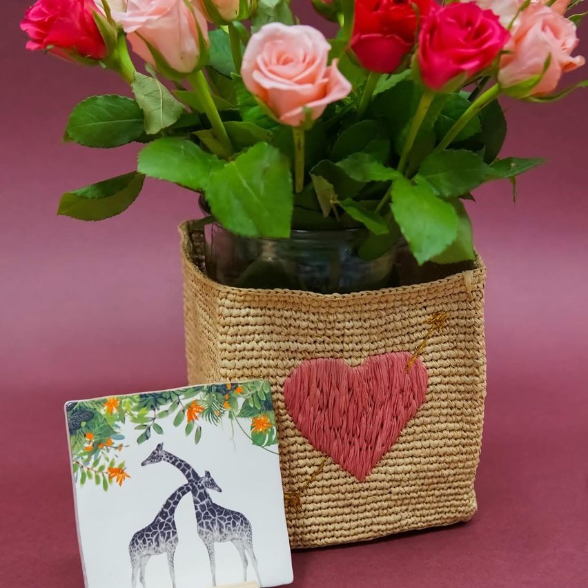 Bild enthält, Art, Flower, Plant, Rose, Handicraft, Fun, Leisure Activities, Picnic, Giraffe, Wildlife