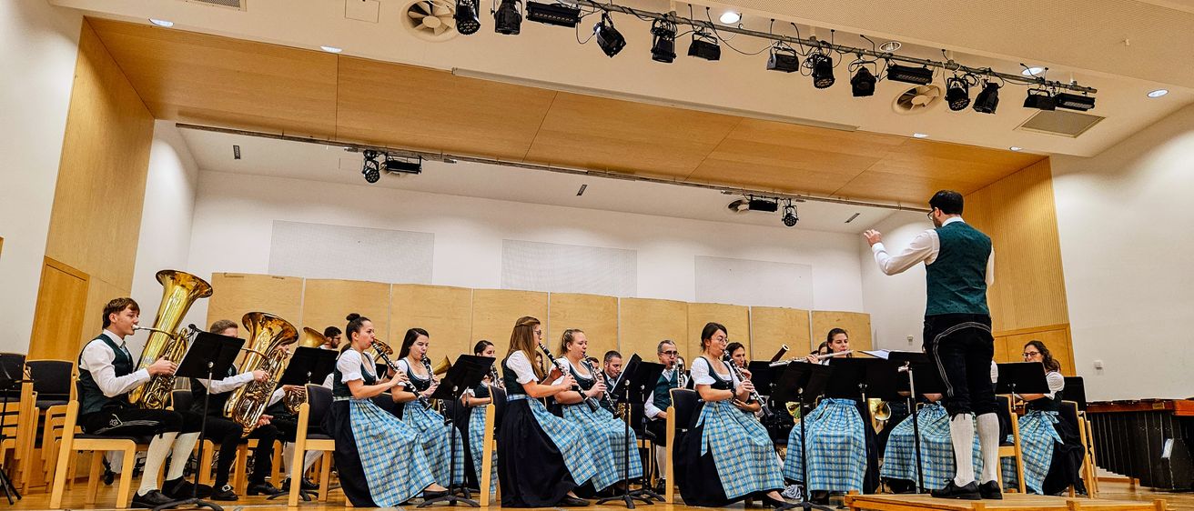 Bild enthält, People, Person, Adult, Female, Woman, Group Performance, Male, Man, Indoors, Building