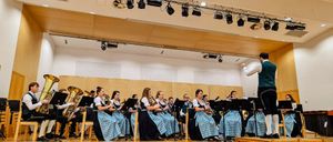 Bild enthält, People, Person, Adult, Female, Woman, Group Performance, Male, Man, Indoors, Building