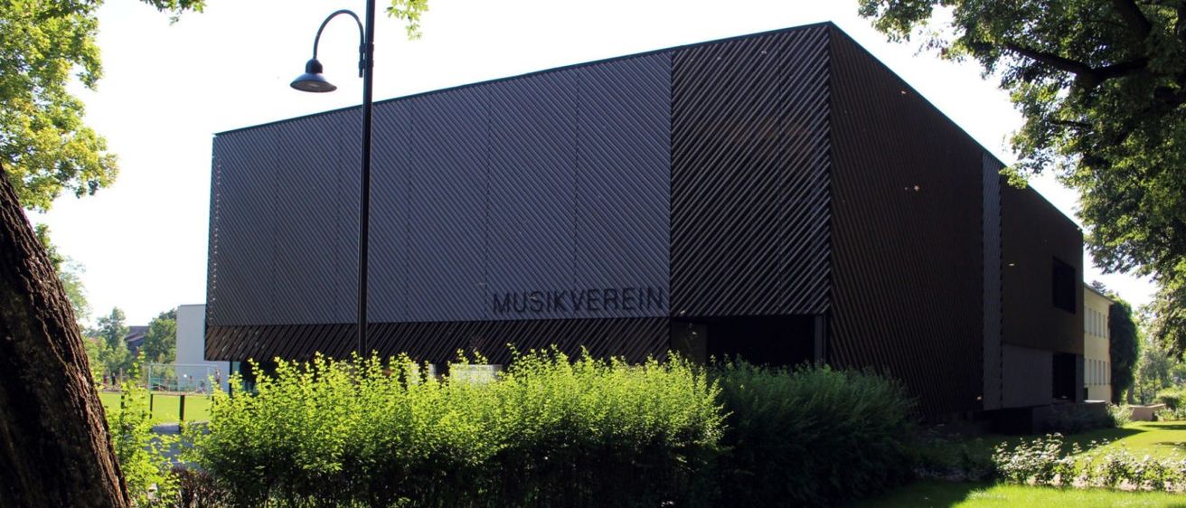 Bild enthält, Grass, Building, Office Building, Lawn, Tree, Outdoors, Shelter, Vegetation, Villa, Interior Design