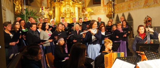 Bild enthält, Adult, Female, Person, Woman, Indoors, Group Performance, Male, Man, Musical Instrument, Musician