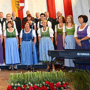 Bild enthält, Adult, Male, Man, Person, Female, Woman, Crowd, People, Flower, Plant