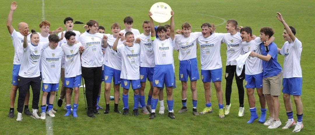 Bild enthält, People, Person, Celebrating, Boy, Male, Teen, Head, Face, Volleyball (Ball), Happy