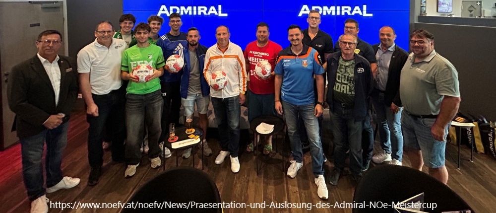 Eine Gruppe von Männern posiert für ein Foto vor einem blauen Hintergrund mit dem Wort Admiral. Sie halten Fußballbälle in den Händen und tragen Freizeitkleidung.