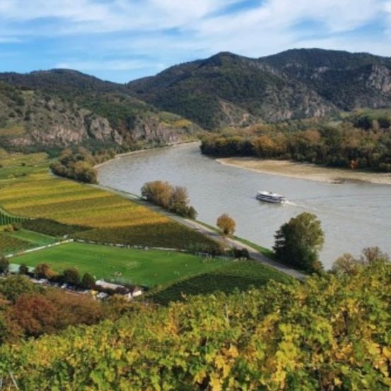 Bild enthält, Nature, Outdoors, Lake, Water, Countryside, Aerial View, Rural, Farm, Boat, River