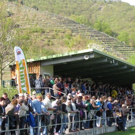 Bild enthält, People, Person, Crowd, Outdoors, Bus Stop, Audience