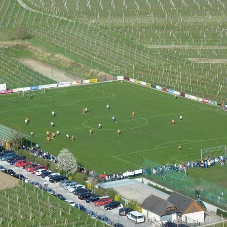 Bild enthält, Field, Person, Outdoors, Car, Transportation, Vehicle, Football, Sport