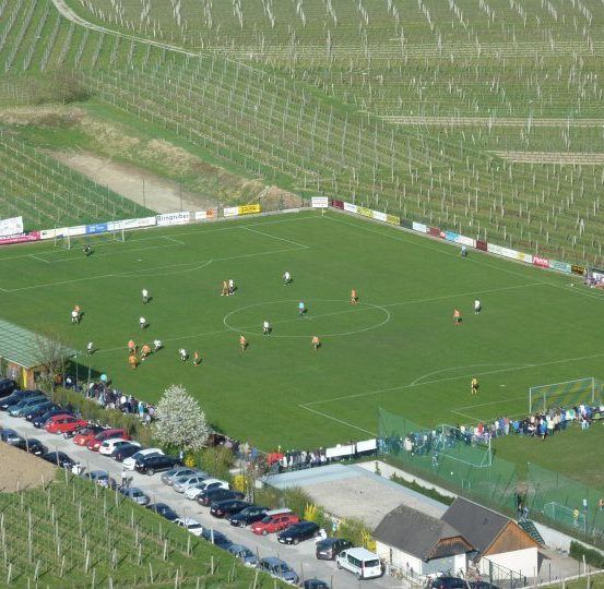 Bild enthält, Field, Person, Outdoors, Car, Transportation, Vehicle, Football, Sport