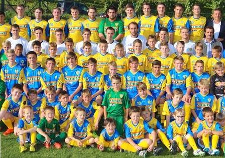 Bild enthält, People, Person, Team, Adult, Male, Man, Groupshot, Footwear, Shoe, Face