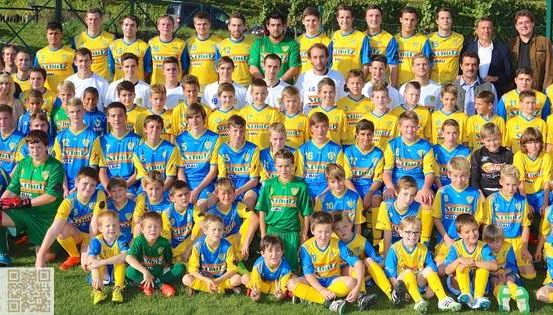 Bild enthält, People, Person, Team, Adult, Male, Man, Groupshot, Footwear, Shoe, Face