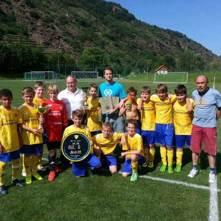 Bild enthält, People, Person, Grass, Team, Adult, Male, Man, Field, T-Shirt, Child