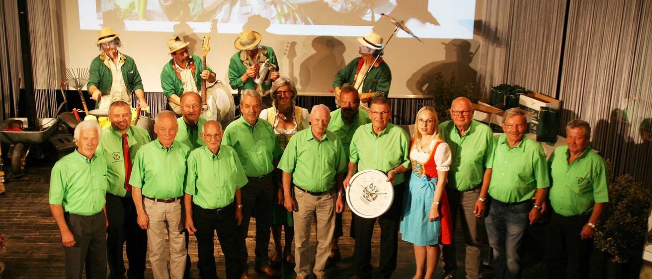 Bild enthält, People, Person, Adult, Male, Man, Pants, Stage, Shoe, Glasses, Tie