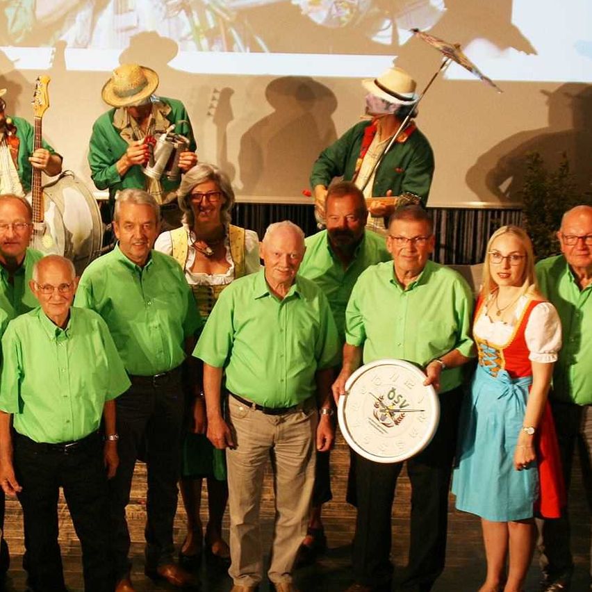 Bild enthält, People, Person, Adult, Male, Man, Pants, Stage, Shoe, Glasses, Tie