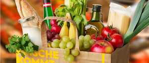 Ein brauner Papierbeutel voller verschiedener Lebensmittel, darunter Brot, Obst, Gemüse und Flaschen. Der Beutel hat gelben Text, der 'FRISCHE KOMMT IMMER GUT AN' lautet. Das Bild hat einen unscharfen Hintergrund.