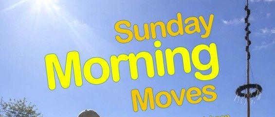 Ein Plakat für Sunday Morning Moves, das einen Mann zeigt, der auf einer roten Matte trainiert. Die Veranstaltung ist kostenlos und für alle offen.
