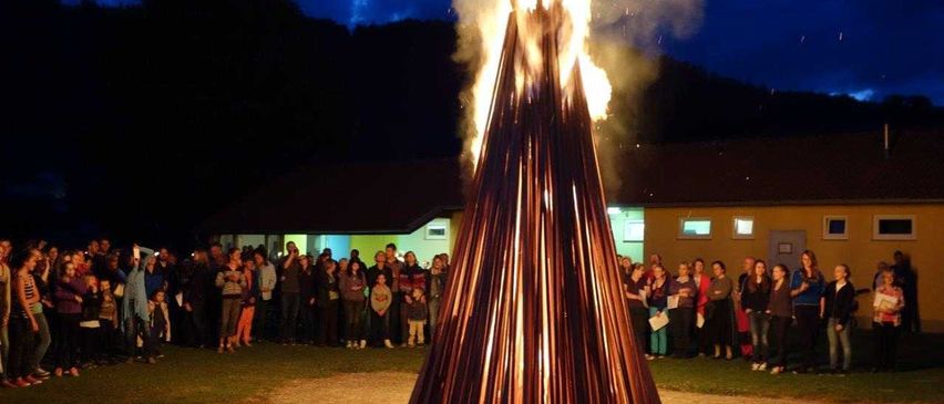 Bild enthält, Fire, Flame, Bonfire, Person