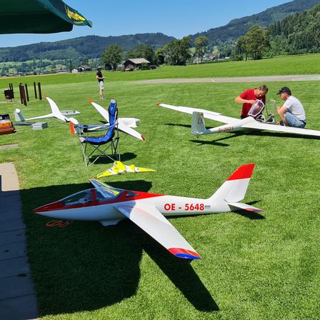 Bild enthält, Airport, Airfield, Aircraft, Airplane, Vehicle, Person, Grass, Plant, Adventure, Leisure Activities