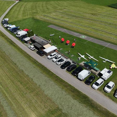 Bild enthält, Outdoors, Car, Transportation, Vehicle, Airplane, Airport, Person, Aerial View, Parking Lot, Toy