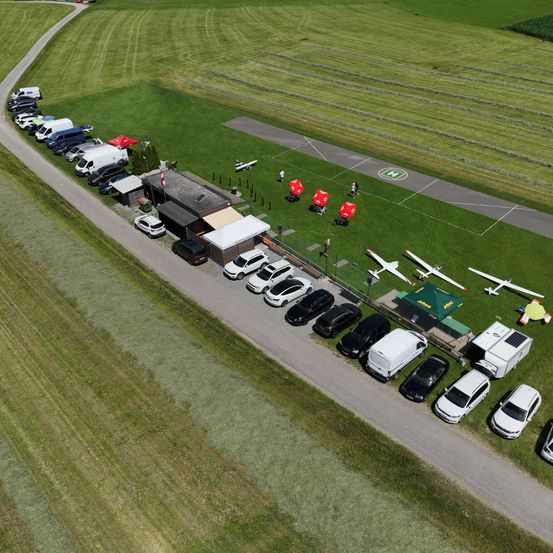 Bild enthält, Outdoors, Car, Transportation, Vehicle, Airplane, Airport, Person, Aerial View, Parking Lot, Toy