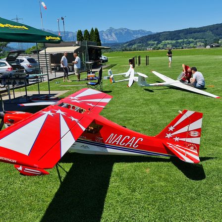 Bild enthält, Airfield, Airport, Aircraft, Airplane, Vehicle, Person, Car, Grass, Plant, Biplane