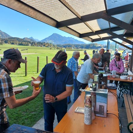 Bild enthält, Wood, Plywood, Adult, Male, Man, Person, Table, Restaurant, Dining Table, Nature