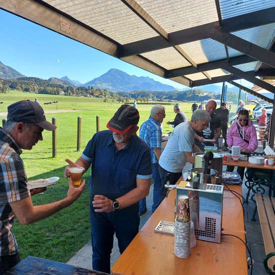 Bild enthält, Wood, Plywood, Adult, Male, Man, Person, Table, Restaurant, Dining Table, Nature