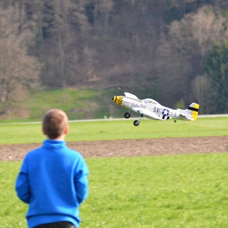 Bild enthält, Flying, Airfield, Airport, Boy, Child, Male, Person, Aircraft, Airplane, Grass