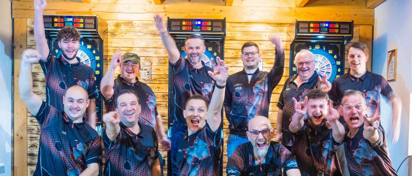 Bild enthält, People, Person, Pants, Groupshot, Adult, Male, Man, Boy, Child, Shoe