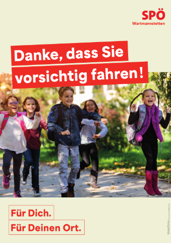 Ein Plakat mit Kindern, die auf einem Pfad laufen, Rucksäcke tragen, mit einer Botschaft auf Deutsch, die 'Danke, dass Sie vorsichtig fahren' sagt. Das Plakat hat auch einen Slogan auf Deutsch, der 'Für Dich. Für Deinen Ort.' lautet. Der Hintergrund ist unscharf mit Bäumen und einem Gebäude.