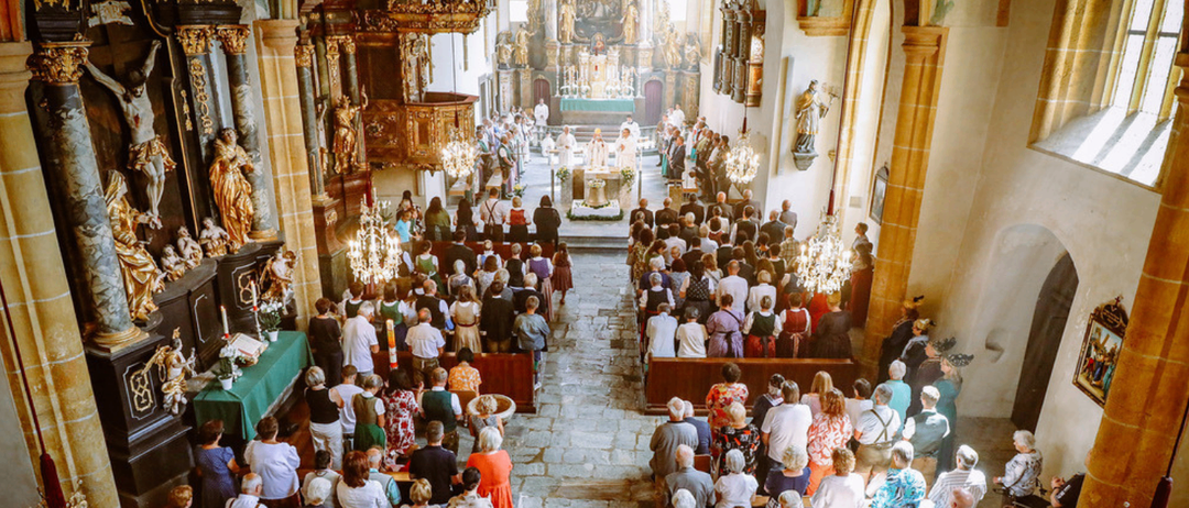 Ein Poster für einen rhythmischen Gottesdienst-Firmstart-Event am 19. Oktober 2025 um 10:30 Uhr in der Stadtpfarrkirche Trofaiach.
