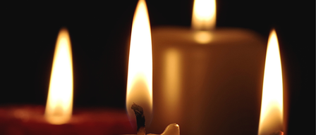 Ein Plakat zeigt vier brennende Kerzen vor einem dunklen Hintergrund. Darunter steht 'Advent 2025'. Darunter sind drei Veranstaltungen mit Datum, Uhrzeit und Ort. Jede Veranstaltung erwähnt ein Frühstück.