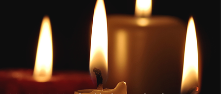 Plakat für Advent 2025 mit drei Kerzen. Veranstaltungen umfassen ein Frühstück in der Pfarrkirche Vordernberg am 08.12 um 06:30, einen Singkreis in der Stadtpfarrkirche Trofaiach am 13.12 um 06:30 und Familienmusik in der Pfarrkirche St. Peter-Freienstein am 20.12 um 06:30.