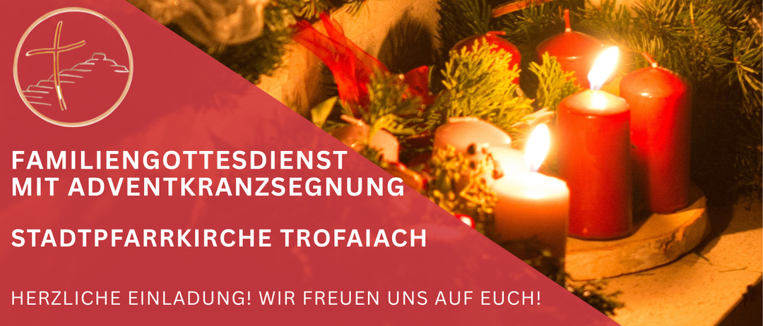 Familiengottesdienst mit Adventkranzsegnung am Sonntag, 30.11.2025 um 10:30 Uhr. Die Szene zeigt eine Sammlung brennender Kerzen mit immergrünen Kränzen.