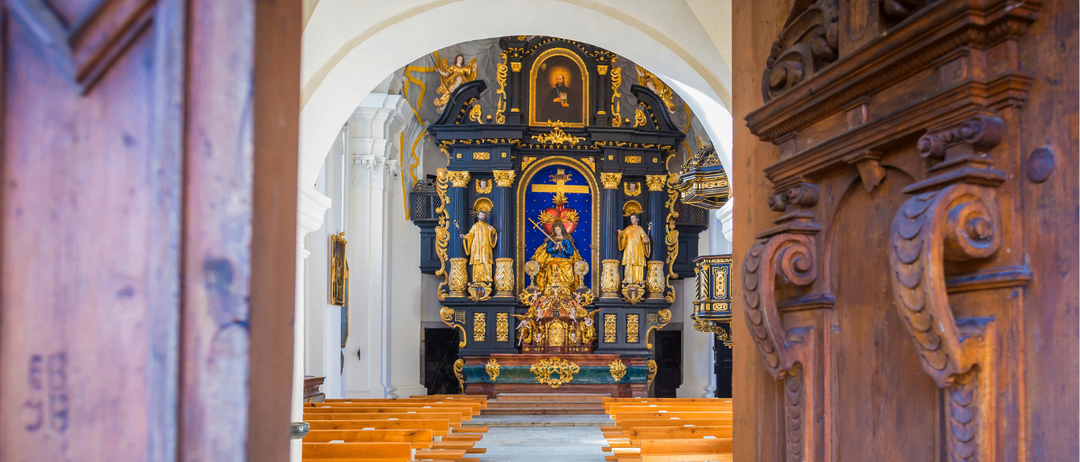 Ein Plakat für einen Ostersonntag-Gottesdienst in der Maria-Freienstein-Kirche. Es zeigt ein Foto des Kircheninneren, einschließlich des Altars und der Kirchenbänke. Das Plakat enthält das Datum und die Uhrzeit des Gottesdienstes und einen Hinweis auf einen Shuttlebus.