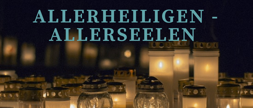 Eine schwach beleuchtete Szene mit zahlreichen Glasgläsern, jeweils mit einer Kerze darin, in Reihen angeordnet. Die Gläser haben dekorative Deckel. Die Worte 'ALLERHEILIGEN - ALLERSEELEN' sind prominent oben angezeigt.