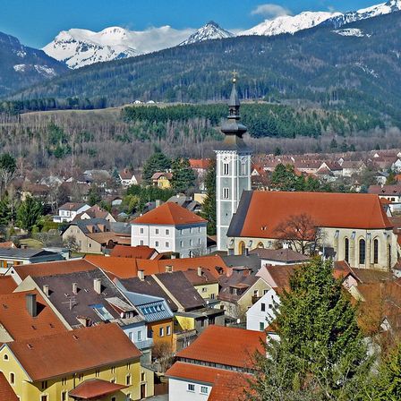 Bild enthält, House, Housing, Roof, Neighborhood, Outdoors, Nature, City, Tower, Cityscape, Countryside