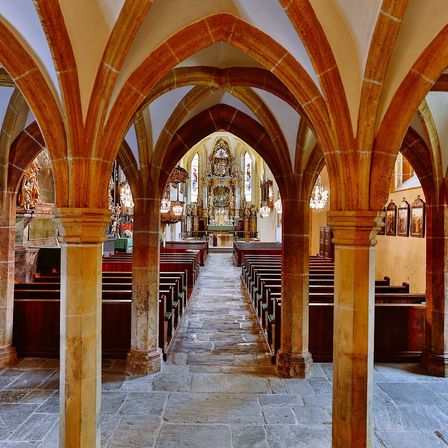 Bild enthält, Floor, Flooring, Building, Aisle, Indoors, Walkway, Corridor, Crypt, Flagstone, Altar
