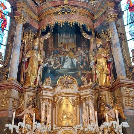Bild enthält, Altar, Building, Church, Prayer, Adult, Bride, Female, Person, Woman, Candle