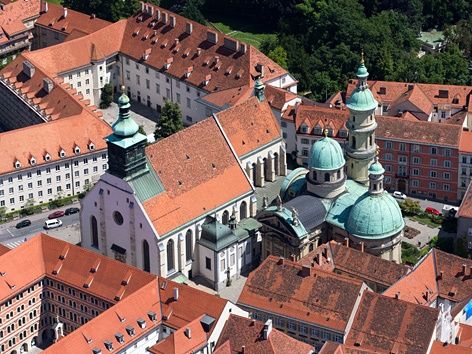 Bild enthält, Architecture, Building, House, Housing, Roof, City, Urban, Cityscape, Outdoors