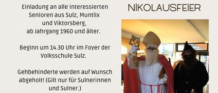 Plakat für Seniorennachmittag mit einem Mann als Weihnachtsmann verkleidet und einer weiteren Person in Schwarz. Der Text lautet 'Senioren Nachmittag', 'Nikolausfeier', und eine Einladung für Senioren aus Sulz, Muntlix und Viktorsberg, geboren 1960 und älter. Beginn um 14:30 Uhr im Foyer der Volksschule Sulz.