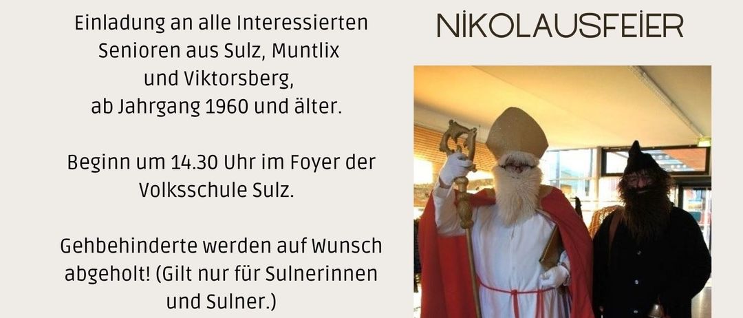 Plakat für Seniorennachmittag mit einem Mann als Weihnachtsmann verkleidet und einer weiteren Person in Schwarz. Der Text lautet 'Senioren Nachmittag', 'Nikolausfeier', und eine Einladung für Senioren aus Sulz, Muntlix und Viktorsberg, geboren 1960 und älter. Beginn um 14:30 Uhr im Foyer der Volksschule Sulz.