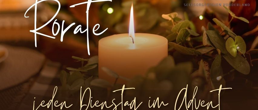 Eine Kerze auf einem Tisch, umgeben von Grün, mit einer festlichen Botschaft. Es steht 'Rorate'. Ein Text lädt zu einer täglichen Adventsfeier ein. Daten und Zeiten sind angegeben.
