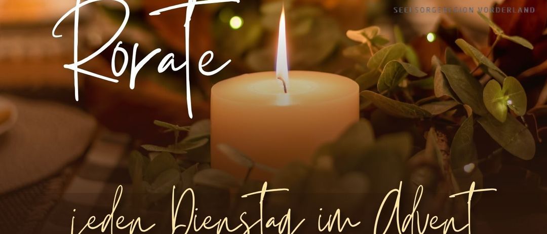 Poster zeigt eine Kerze, umgeben von Grün, mit den Worten 'Rorate' und 'Jeder Dienstag in Advent'. Die Veranstaltung ist für den 2., 9., 16. und 23. Dezember 2025 um 18 Uhr geplant, gefolgt von einem Frühstück.