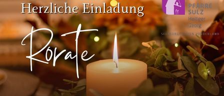 Eine Kerze auf einem Tisch mit Grünpflanzen ist angezündet, mit Text in einer dekorativen Schrift. Daten und Zeiten für ein Treffen sind aufgeführt, zusammen mit einer Einladung zum Frühstück.