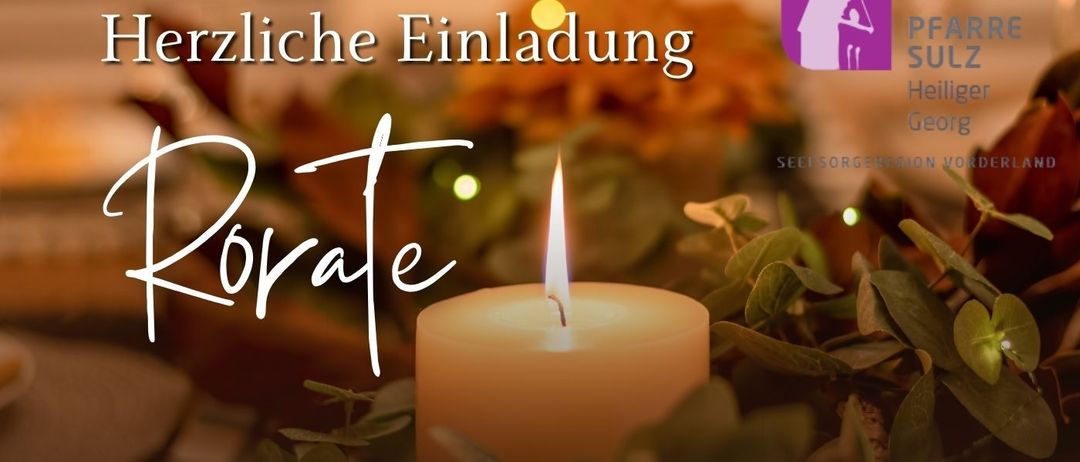 Eine Kerze auf einem Tisch mit Grünpflanzen ist angezündet, mit Text in einer dekorativen Schrift. Daten und Zeiten für ein Treffen sind aufgeführt, zusammen mit einer Einladung zum Frühstück.