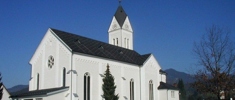 Bild enthält, Architecture, Building, Monastery, Arch, Gothic Arch, Spire, Grass, Cathedral, Church, Tree