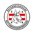Das Emblem zeigt einen Deutschen Schäferhund vor einem rot-weiß gestreiften Hintergrund, mit den Worten 'Österreichische' darüber und 'Rettungshundebrigade' darunter.