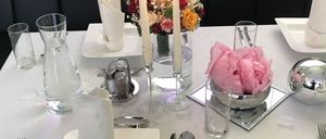 Bild enthält, Furniture, Table, Tabletop, Dining Table, Fork, Cup, Spoon, Candle, Plate, Cream