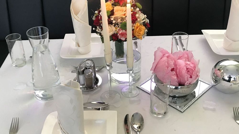 Bild enthält, Furniture, Table, Tabletop, Dining Table, Fork, Cup, Spoon, Candle, Plate, Cream