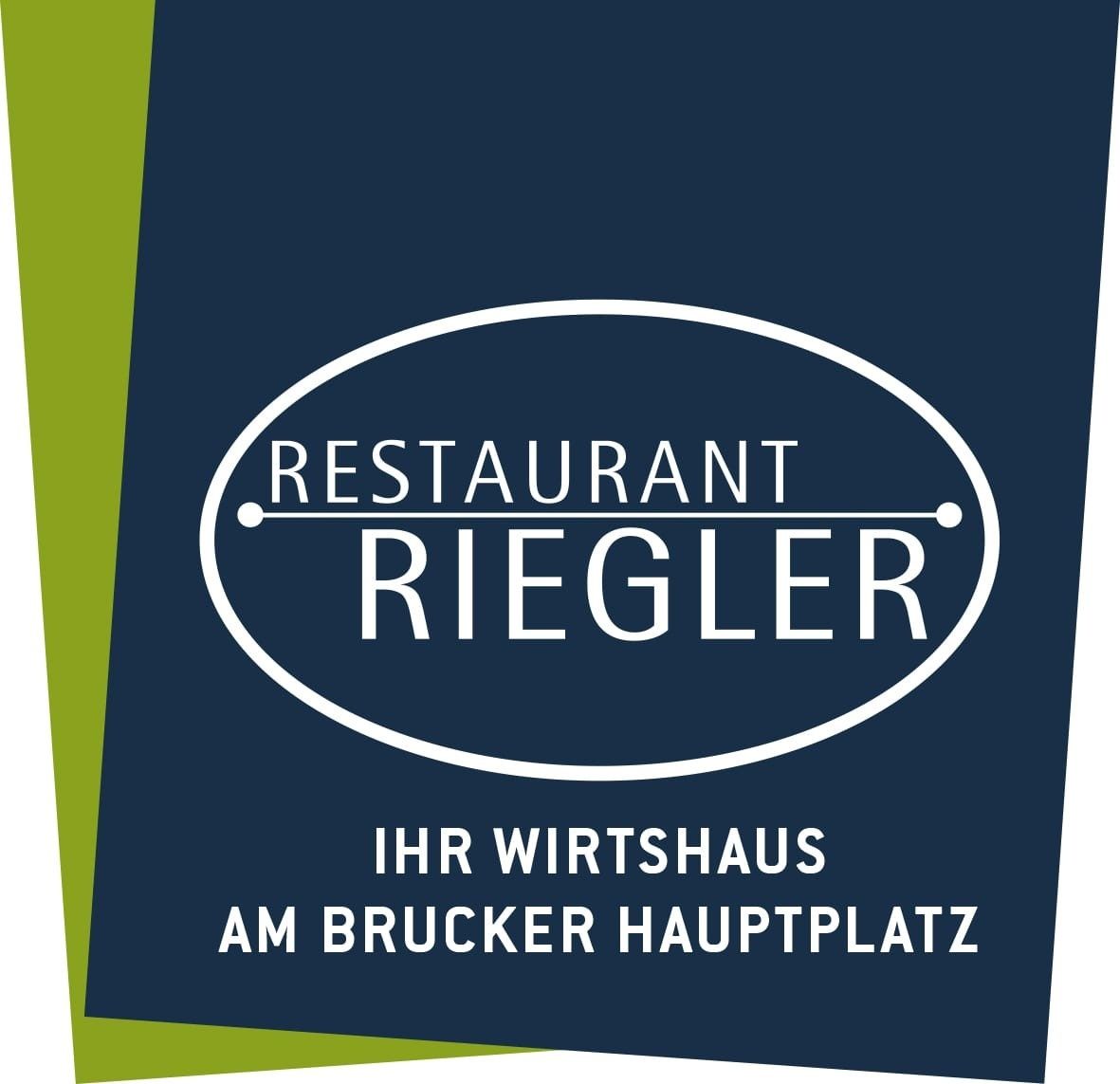 Das Bild ist eine Werbung für das Restaurant Riegler. Es zeigt einen blauen Hintergrund mit einem weißen Oval-Logo. Der Name des Restaurants ist in fetten weißen Buchstaben innerhalb des Ovals dargestellt. Unten im Logo steht der Slogan 'IHR WIRTSHAUS AM BRUCKER HAUPTPLATZ'.
